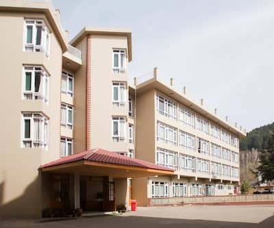 https://imgcld.yatra.com/ytimages/image/upload/t_hotel_yatra_city_desktop/v1391026776/Domestic Hotels/Hotels_Srinagar/Hotel Duke/Facade3~3.jpg